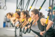 frauen-mit-trx-baendern frauen-mit-trx-baendern